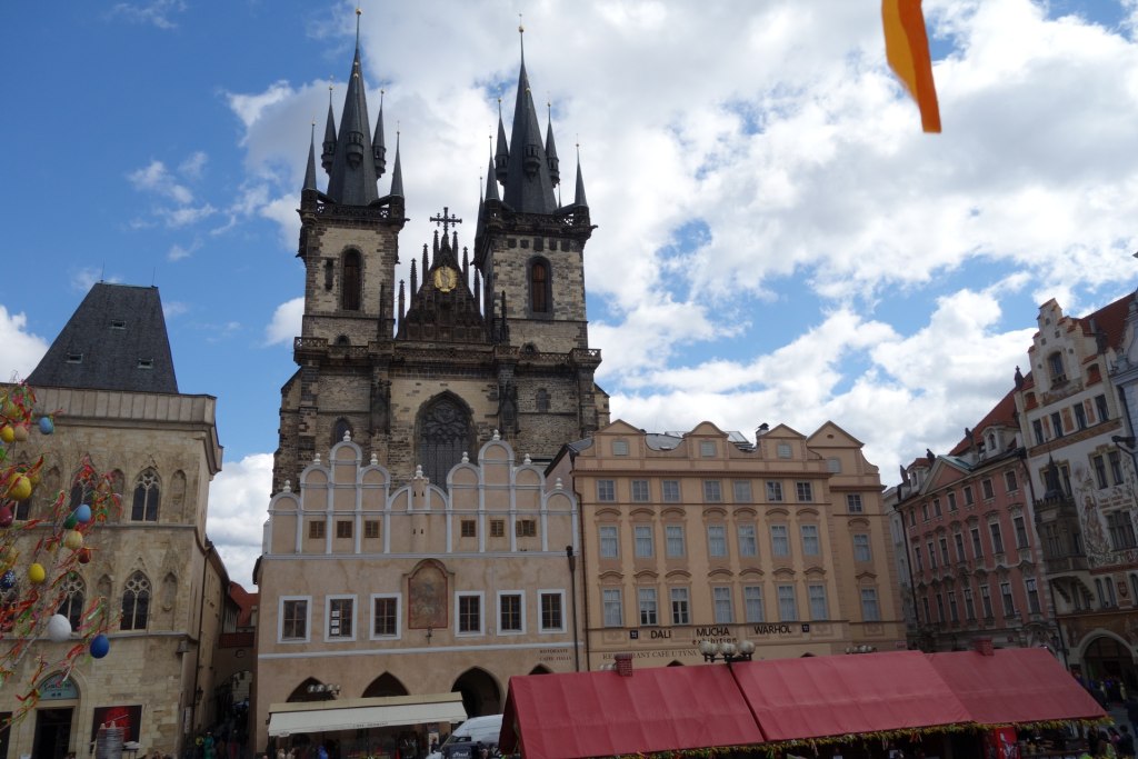 Der Altstädter Ring mit den Türmen der Teynkirche