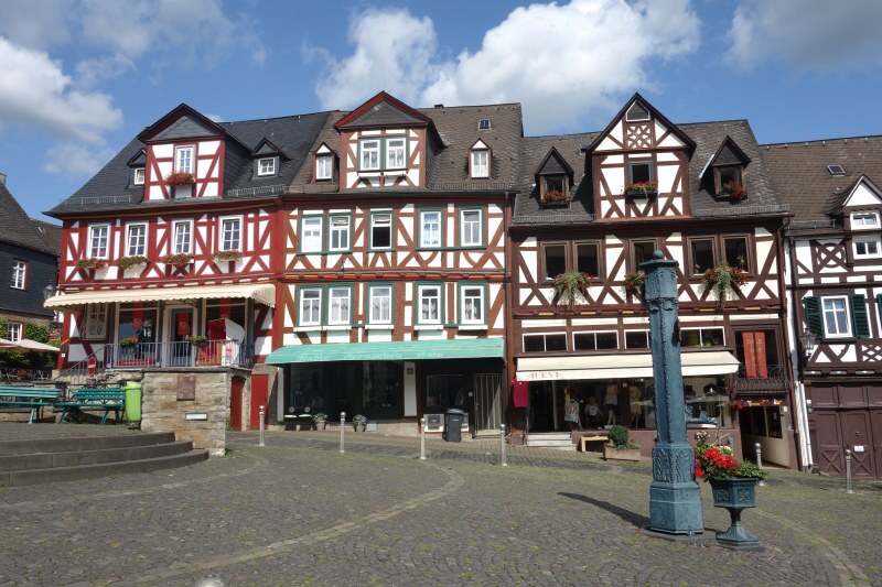 Die bunten Fachwerkhäuser am Marktplatz im strahlenden Sonnenschein