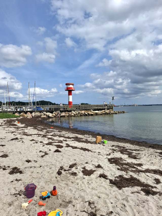 Blick auf den Leuchtturm am Strand von Eckernförde