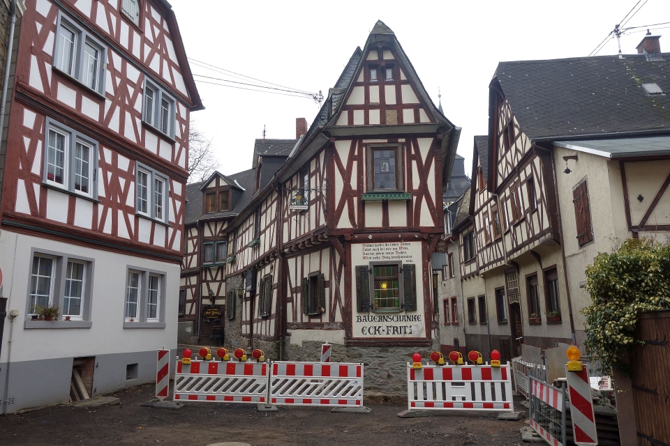 Blick in eine der malerischen Gassen der Altstadt Braubach mit ihren charakteristischen Fachwerkhäusern
