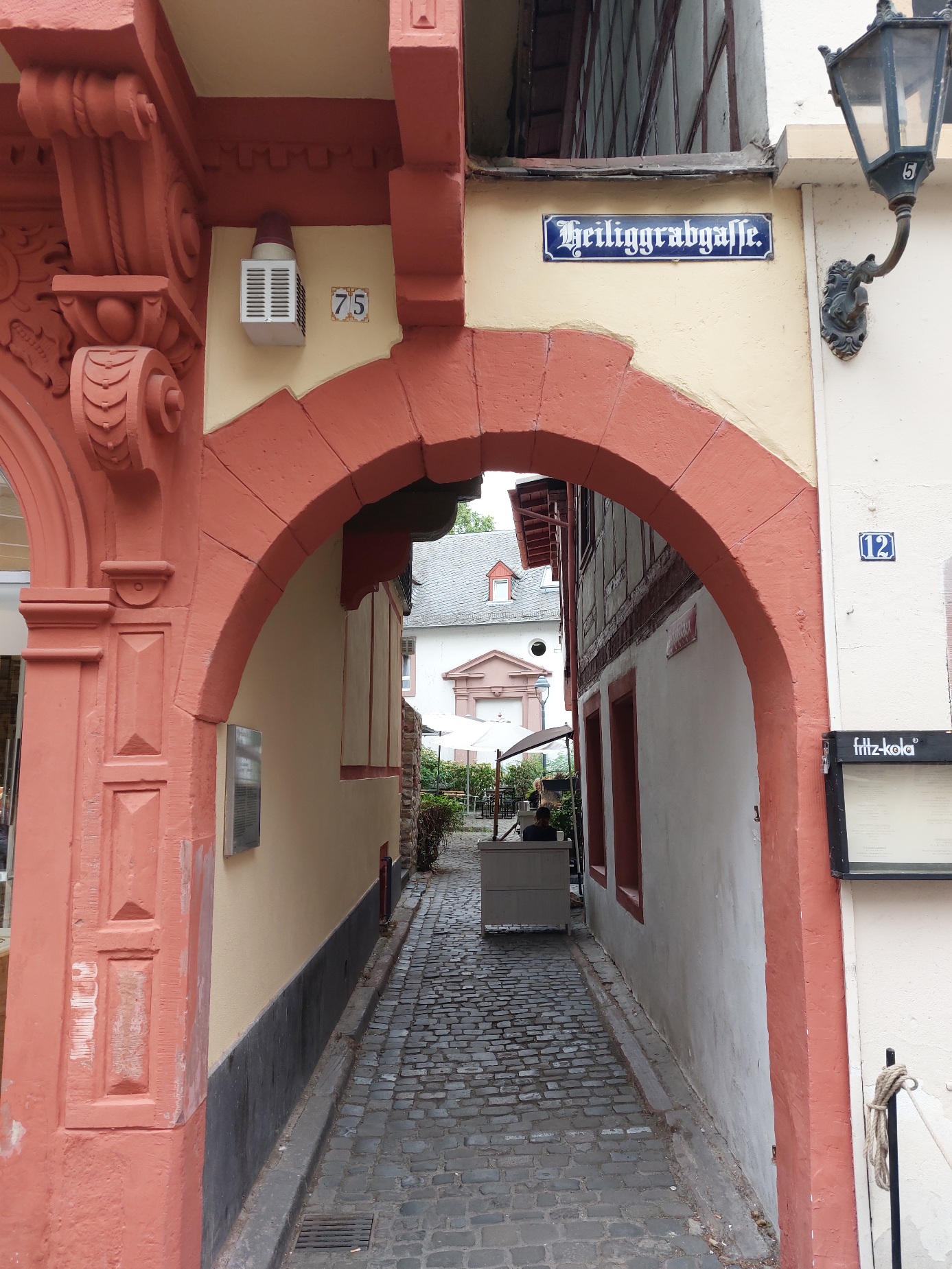 Ein markanter Torbogen in der Altstadt, der den Blick in eine malerische Gasse freigibt