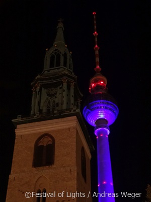 Der gute Berliner Fernsehturm mit seinen 368 Metern. Und die Marienkirche. Beide kommen sich  sehr nahe. Bis zum Potsdamer Platz habe ich es dann nicht geschafft. Bis zum 18.10. ist ja noch etwas Zeit. Dann gibt es hier weiteres zu sehen. 