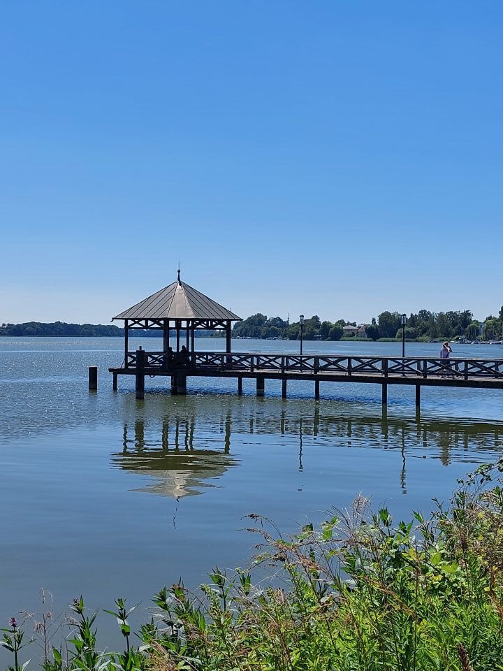 Seebrücke am Neuruppiner See an einem sonnigen Tag