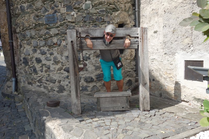 Eine historische Kanone auf der Burgmauer als Relikt vergangener Zeiten