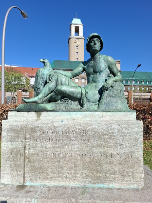 Ehrenmal nähe Rathaus Spandau 