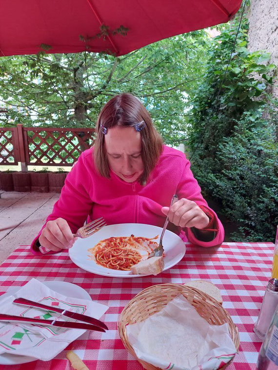 Pastagericht auf der Außenterrasse des Restaurants „Due Fratelli“ in Neustrelitz