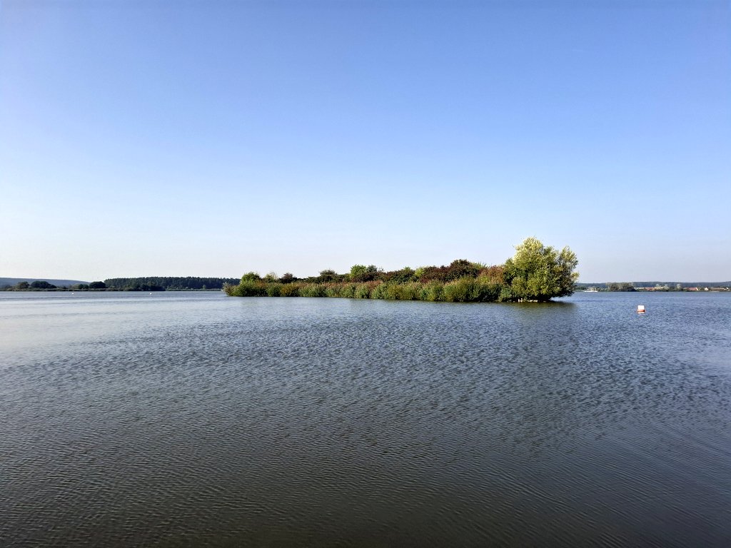Der Altmühlsee ist ein herrlicher See, der zum Baden, Segeln und Surfen einlädt