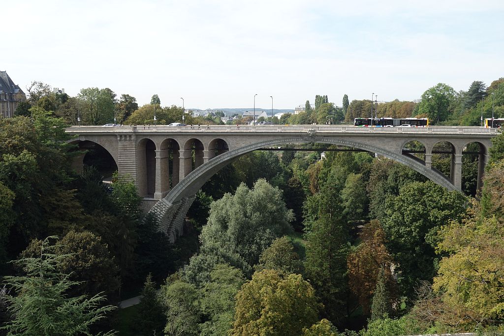 Die beeindruckende Adolphe-Brücke, die über das Petruss-Tal führt