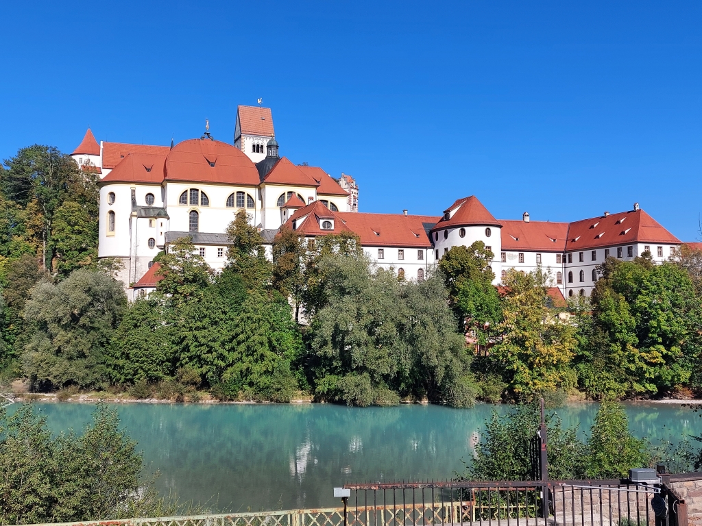 Panorama-Ansicht von Füssen am Ufer des Lechs mit dem Kloster St. Mang