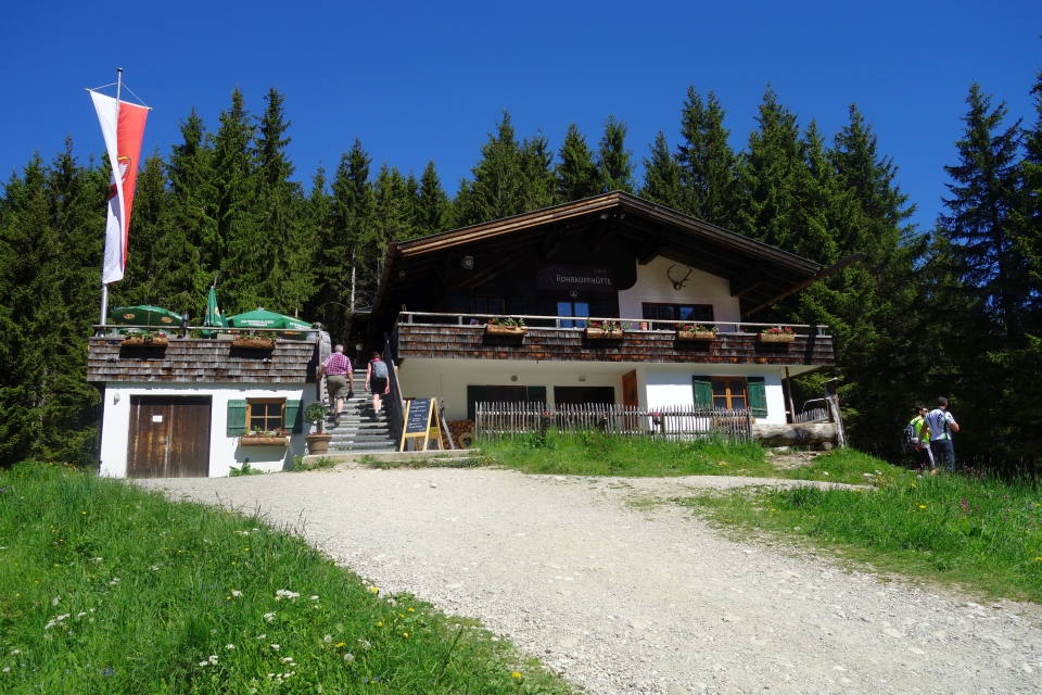 Die gemütliche Rohrkopfhütte lädt zur Rast am Berghang ein