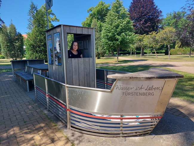 Spielplatzschiff auf einem Sandspielplatz in Fürstenberg