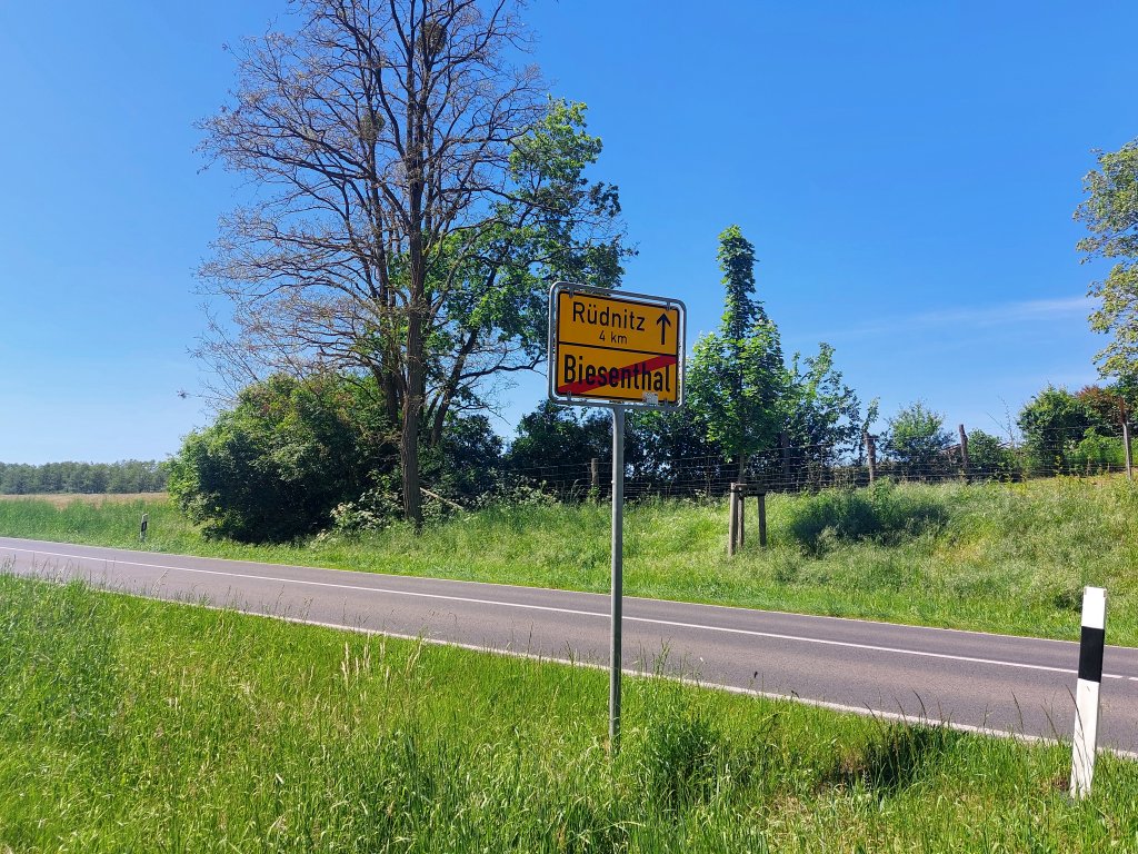 Das gelbe Ortsschild von Biesenthal an einer Landstraße