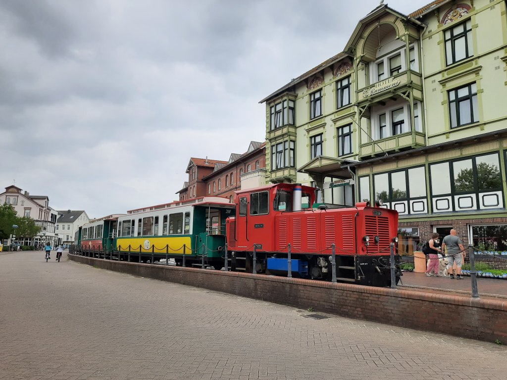 Die bunte Borkumer Kleinbahn wartet am Bahnsteig auf Fahrgäste