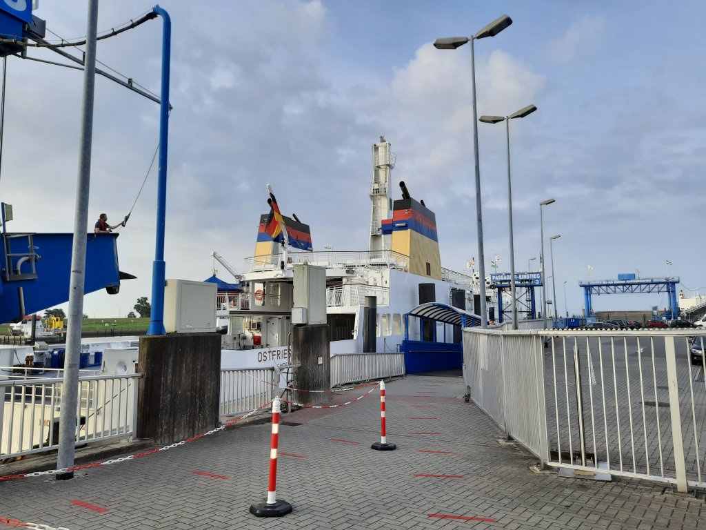 Blick auf den Fähranleger und die Hafenanlagen von Borkum