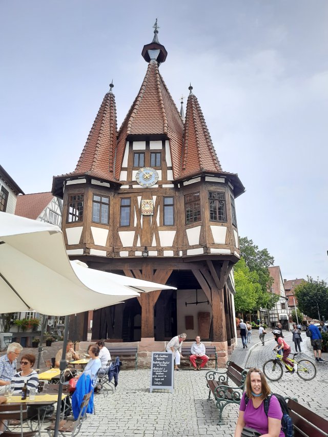 Das berühmte spätgotische Rathaus von Michelstadt mit seinen markanten Türmen auf dem Marktplatz