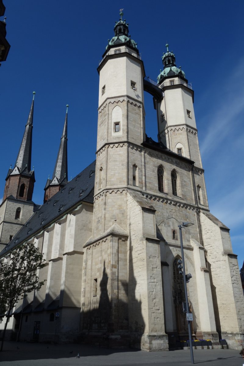 Die charakteristischen vier Türme der Marktkirche Unser Lieben Frauen in Halle