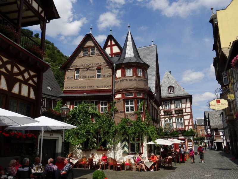 In der Stadt Bacharach am Oberen Mittelrheintal im Landkreis Mainz-Bingen in Rheinland-Pfalz. 