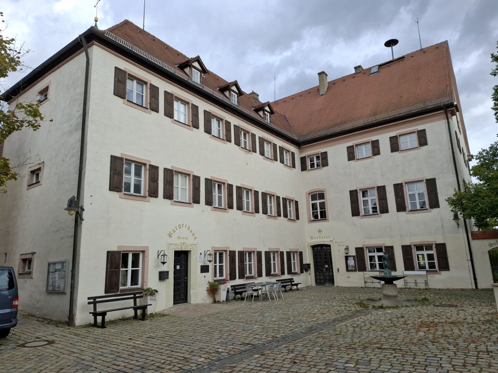 Der Innenhof eines historischen Gebäudes in Pleinfeld
