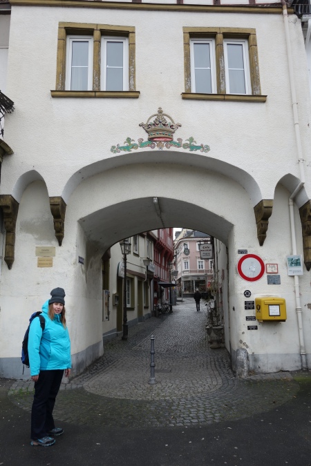 Ein historischer Torbogen, der den Durchgang von der Rheinpromenade in die verwinkelten Gassen der Altstadt markiert
