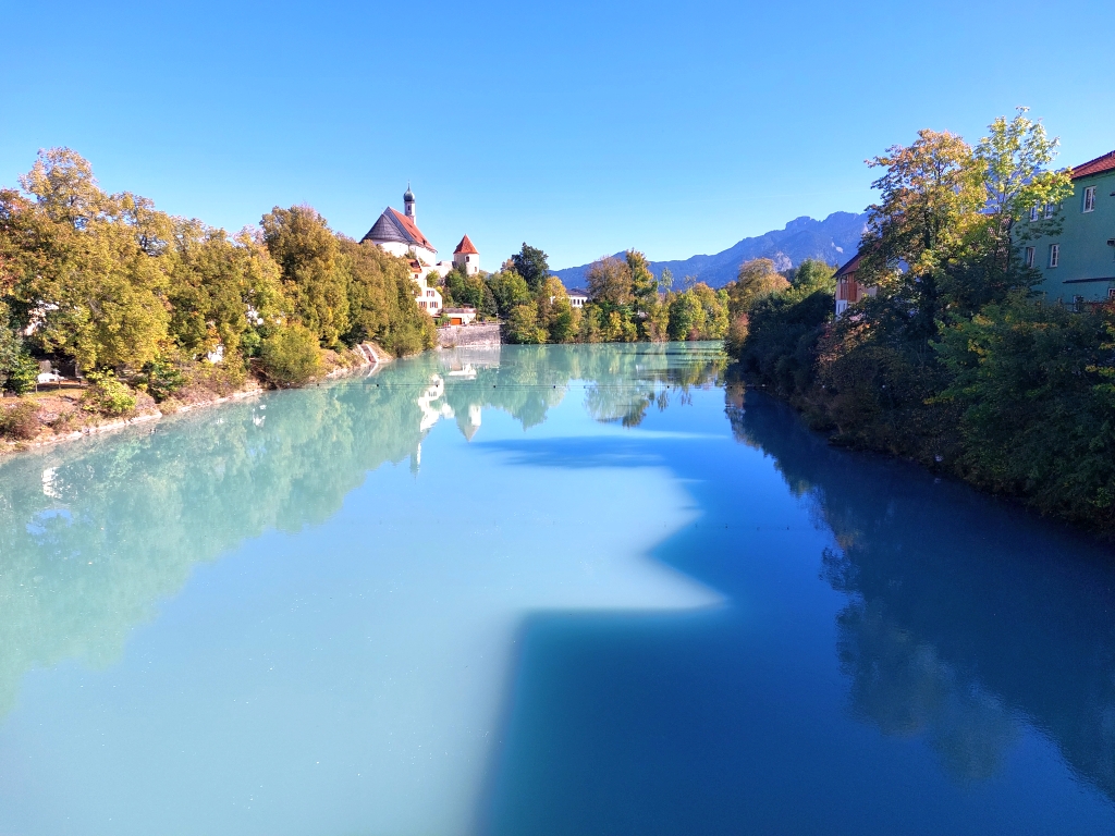 Blick flussabwärts auf den Lech, der sich durch die Berglandschaft schlängelt