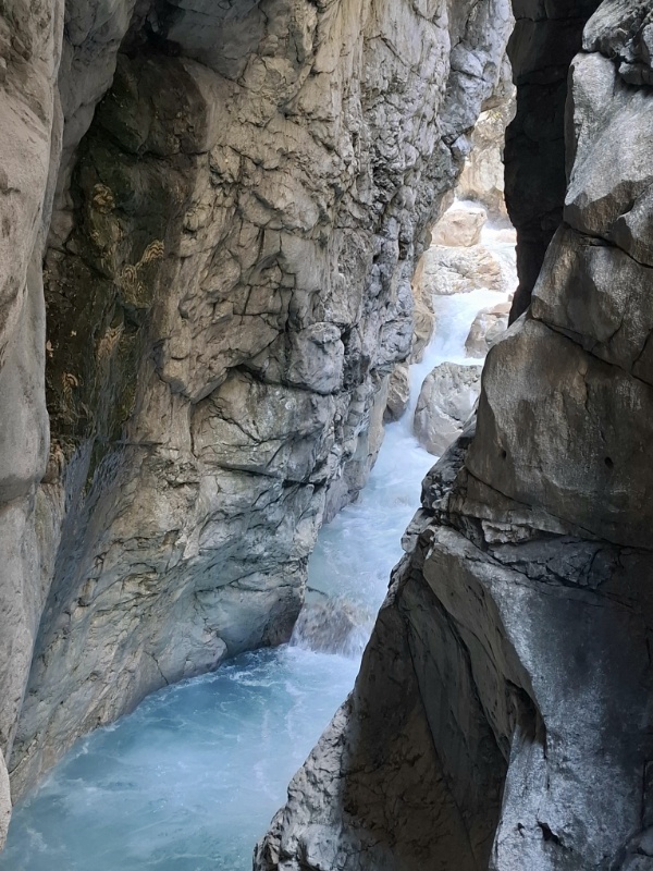 Wildbach Hammersbach fliest durch den Höllentalklamm