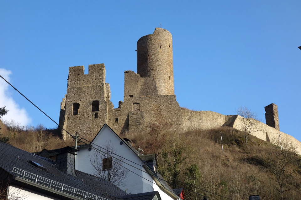 Die beeindruckende Ruine der Löwenburg, die hoch über Monreal auf dem Berg thront