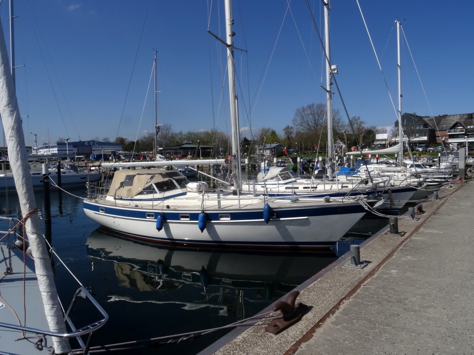 Blick auf die im Hafenbecken liegenden Segelboote und Yachten in Kiel
