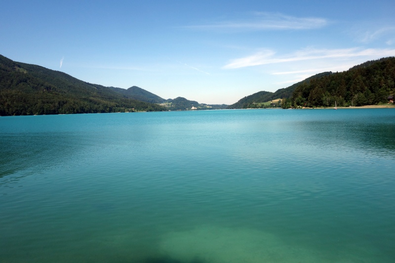 Das glasklare, türkisfarbene Wasser des Fuschlsees an einem sonnigen Tag im Salzkammergut