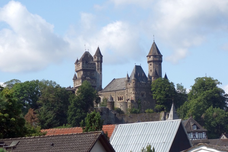 Fernansicht der majestätischen Burg Braunfels mit ihren vielen Türmen auf dem Felsen
