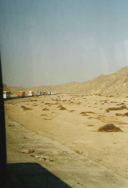Buskonvoi durch die ägyptische Steinwüste nach Luxor