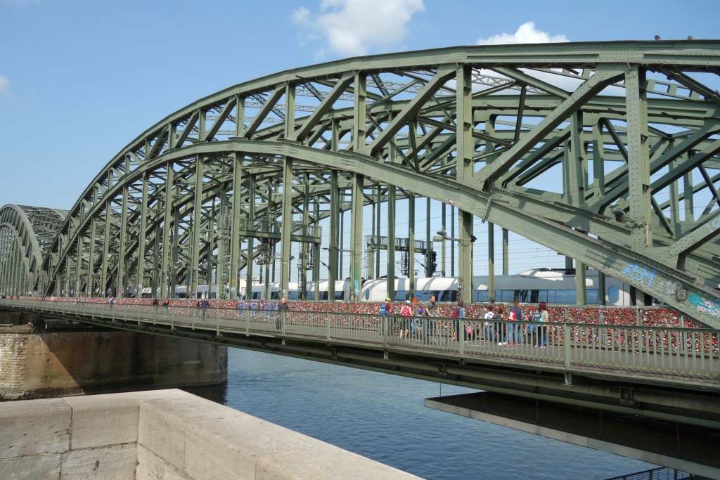 Weitwinkelaufnahme der Hohenzollernbrücke über den Rhein
