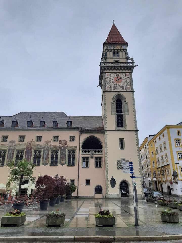 Der markante Turm des Passauer Rathauses im Kontrast zum bewölkten Himmel