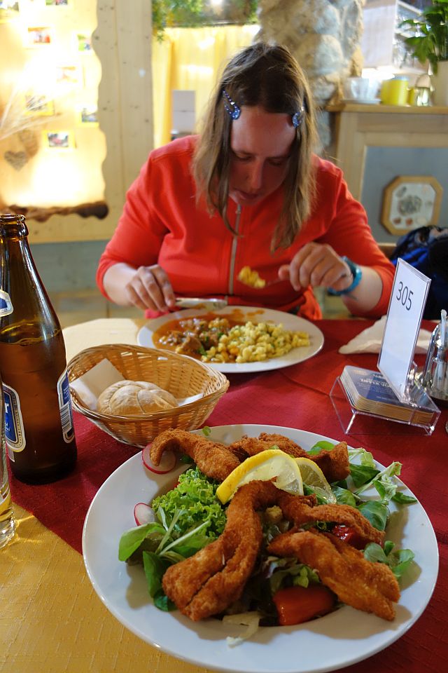 Gemütliche Einkehr mit Essen und Getränken nach der Führung durch die Dachstein-Unterwelt
