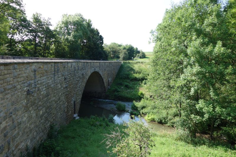 Ich überquere die Tauber. Haltebrücke.