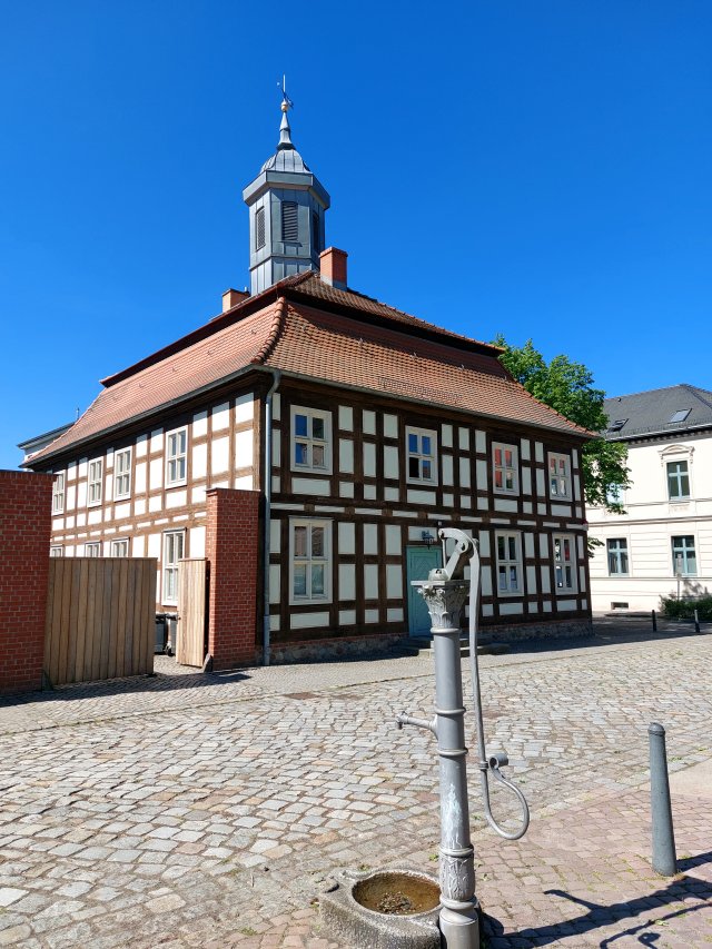 Ein traditionelles Fachwerkhaus, das die über 700-jährige Geschichte der Stadt widerspiegelt