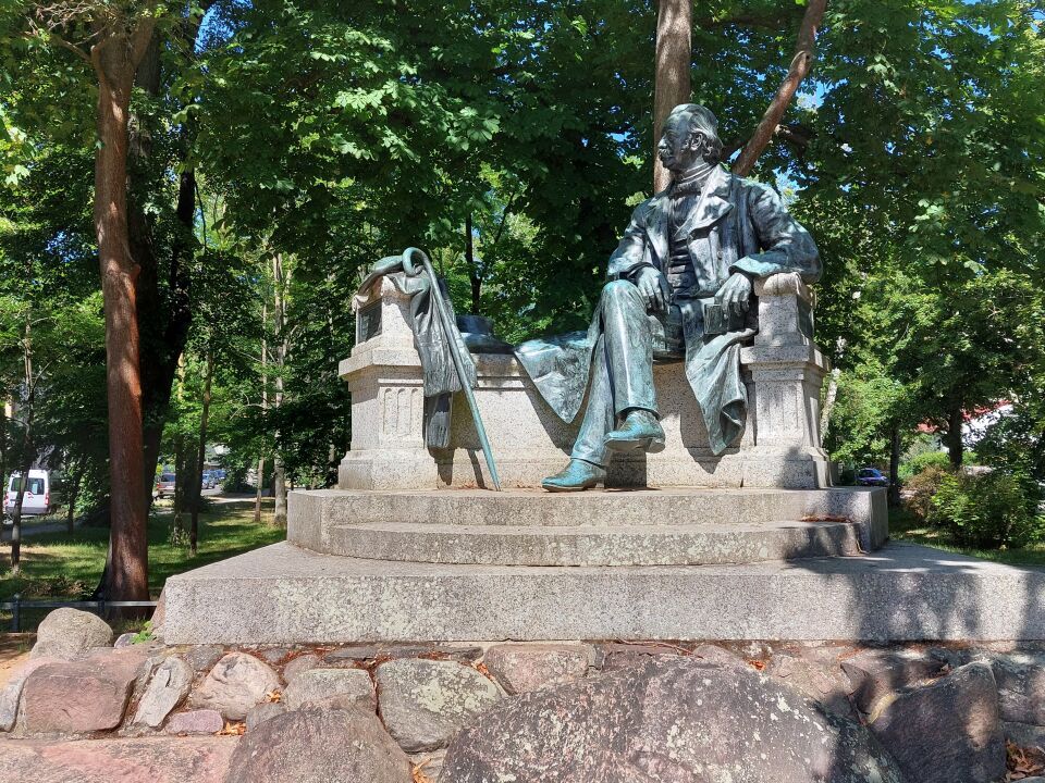 Theodor-Fontane-Denkmal im Stadtpark von Neuruppin