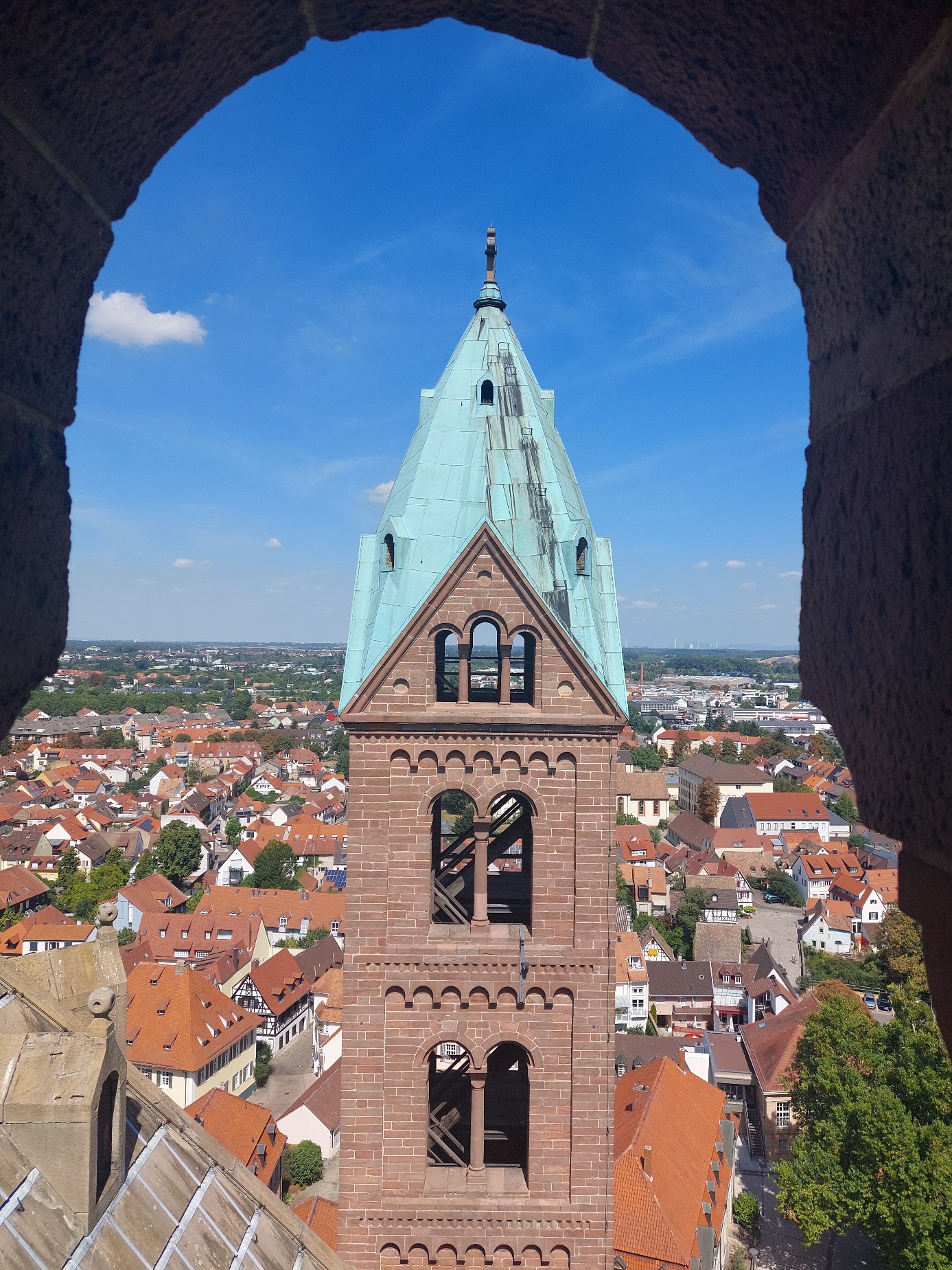 Einzigartiger Blick aus der Vogelperspektive von einem der Domtürme auf die umliegende Stadt und die weite Landschaft