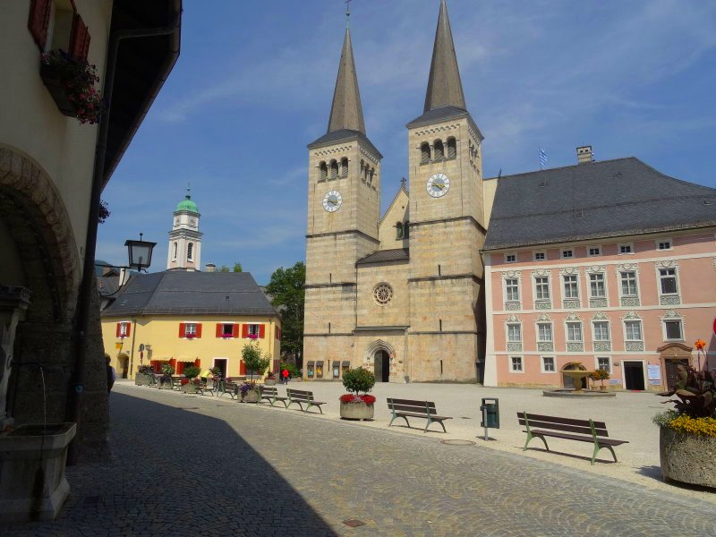 Schlossplatz Berchtesgaden mit Stiftskirche. Das Schloss Berchtesgaden nach 1810 Sommerresidenz der Wittelsbacher, war früher Zentrum eines kleinen geistlichen Staates.