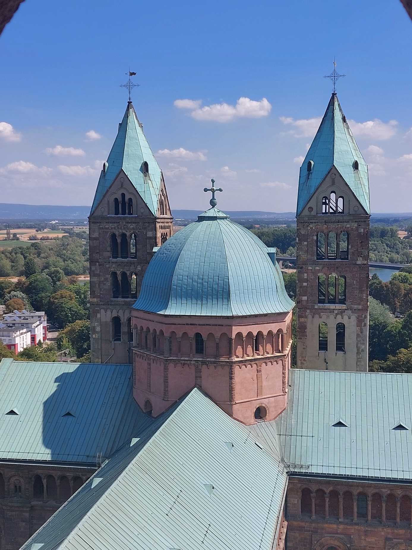 Nahaufnahme der markanten, grünen Domkuppel und der historischen Türme des Kaiserdoms von oben gesehen