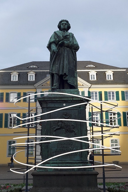 Das berühmte Beethoven-Denkmal auf dem Münsterplatz, eingerüstet für Restaurierungen