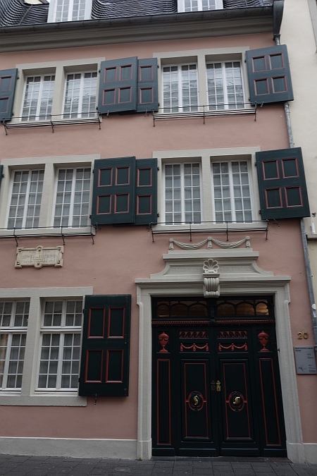 Blick auf die markanten Türme des Bonner Münsters hinter historischen Häuserfronten