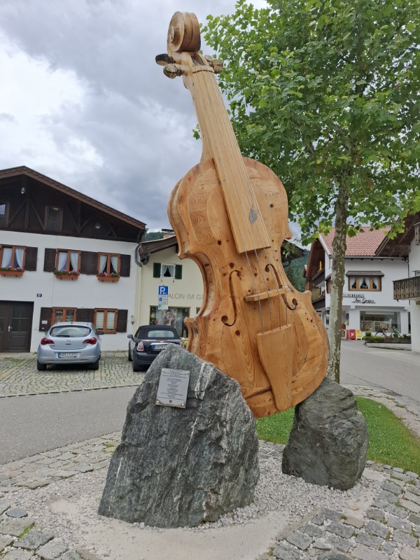 Denkmal der Riesengeige Mittenwald