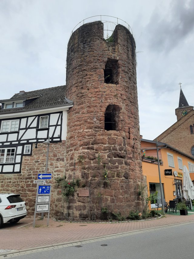 Der alte, runde Pulverturm aus Stein in Eberbach unter einem bewölkten Himmel