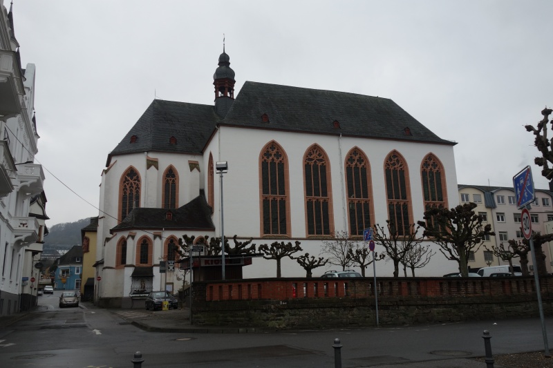Die weiße St. Severus Kirche mit ihren markanten Doppeltürmen, ein Wahrzeichen der Altstadt Boppard