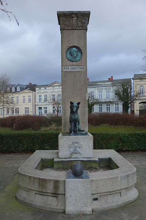 Der Brinckman-Brunnen mit den Tierfiguren „Voß un Swinegel“ von Wilhelm Wandschneider.