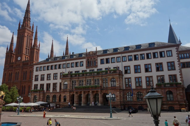 Das imposante Rathaus von Wiesbaden am Marktplatz in prachtvoller Architektur