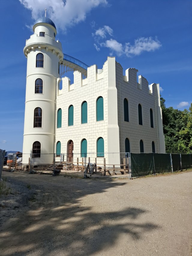 Das markante weiße Lustschloss der Pfaueninsel mit seinen beiden Türmen