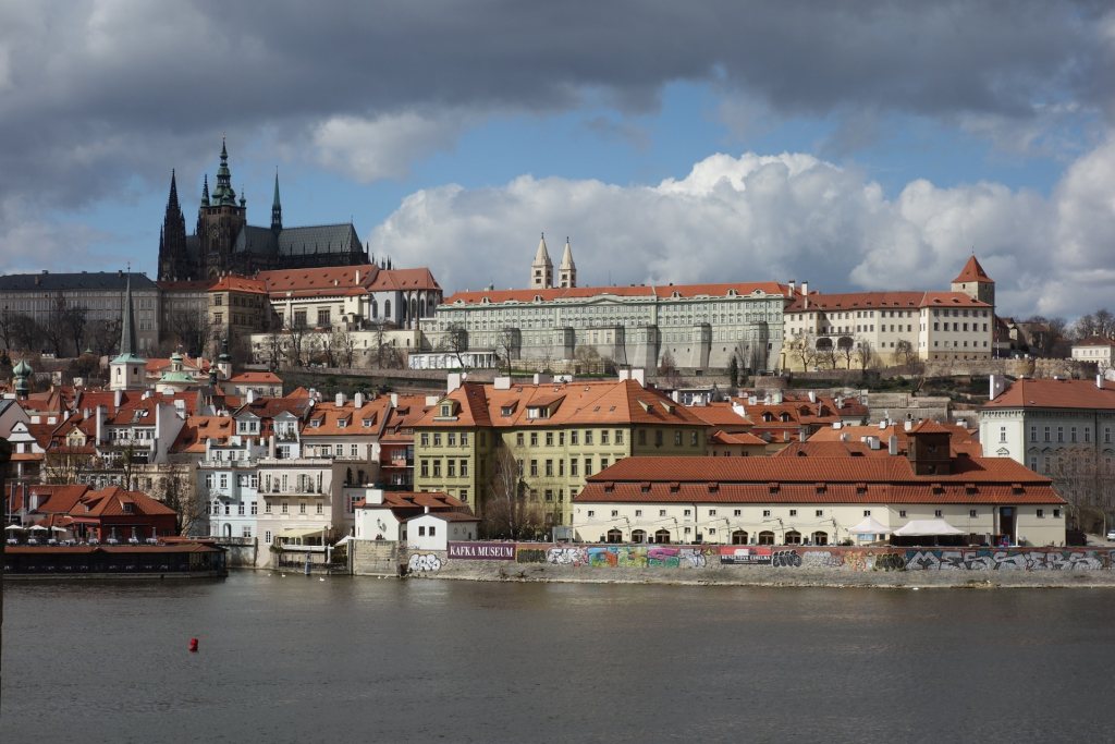 Blick über die Moldau auf die Prager Burg