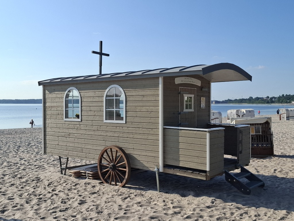 Schäferwagenkirche: Mobile Tourismuskirche am Strand von Eckernförde