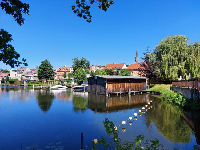 Blick über das Wasser auf die Uferbebauung von Fürstenberg